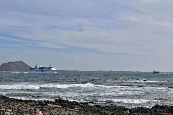美丽的海洋景观与大海 以及背景为一艘船的西班牙德洛沃斯岛景观 — 图库照片