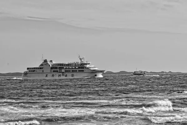 海と美しい海の風景と背景に船でデ ロボス島のスペインの島の景色 — ストック写真