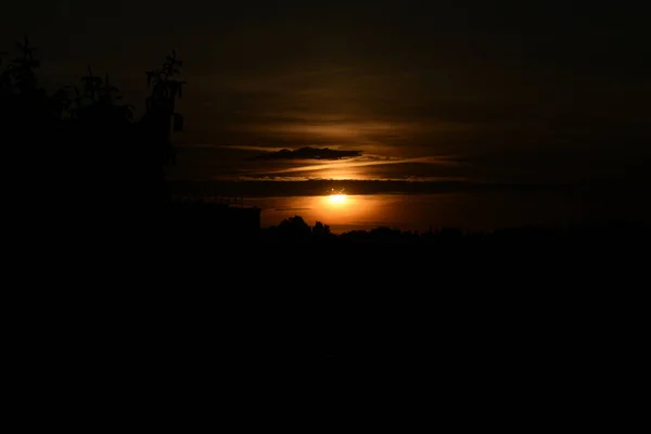 Vacker Färgglad Solnedgång Med Röd Himmel Och Träd Och Moln — Stockfoto