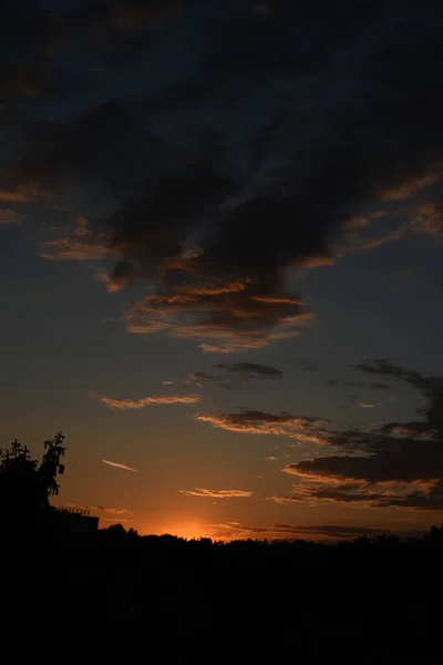 Vacker Färgglad Solnedgång Med Röd Himmel Och Träd Och Moln — Stockfoto