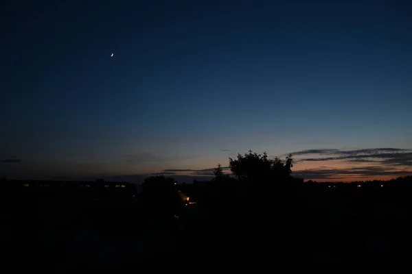 Vacker Färgglad Solnedgång Med Röd Himmel Och Träd Och Moln — Stockfoto