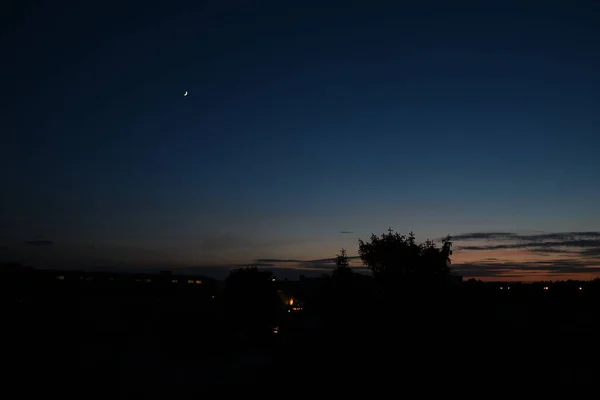 赤い空と木々と雲が美しいカラフルな夕日 — ストック写真