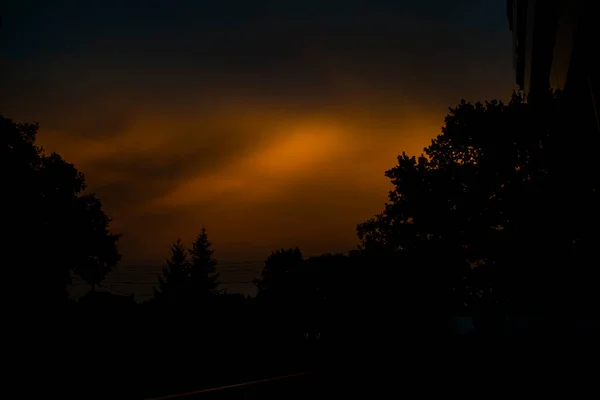 Hermoso Atardecer Colorido Con Cielo Rojo Árboles Nubes — Foto de Stock