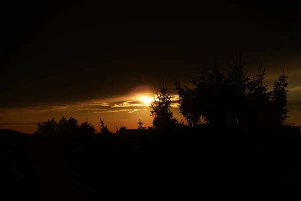 Krásný Barevný Západ Slunce Červenou Oblohou Stromy Mraky — Stock fotografie