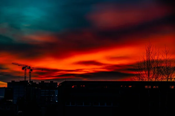 水平線に建設クレーンと夕日と美しい風景 — ストック写真