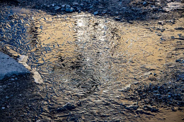 Donmuş Suyun Kış Işığını Yansıttığı Güzel Bir Kış Arkaplanı — Stok fotoğraf