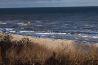 Polonyalı Baltık Denizi üzerindeki güzel sakin bir sahil bulutlu bir şubat günü