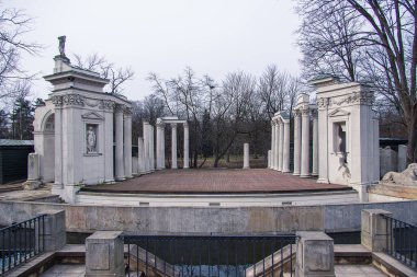 Polonya, Varşova 'da güzel bir sonbahar manzarası. Arka planda deniz kenarında bir saray var.