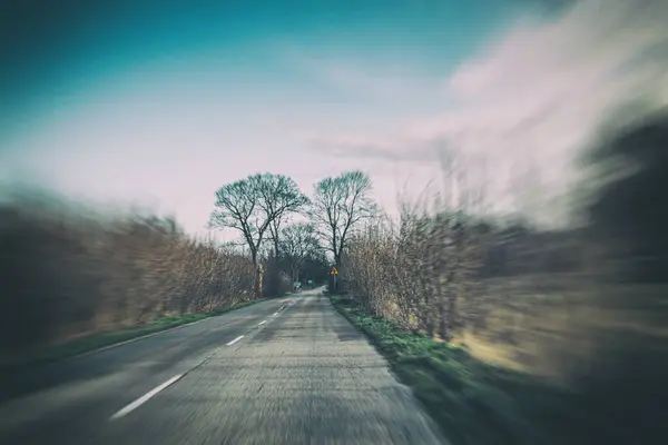 Bella Vecchia Strada Asfaltata Stretta Con Alberi Sul Lato Della — Foto Stock