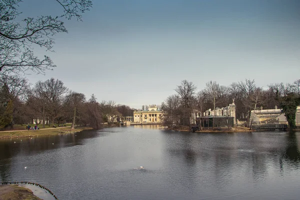 Wunderschöne Herbstlandschaft Des Parks Warschau Polen Mit Einem Palast Wasser — Stockfoto