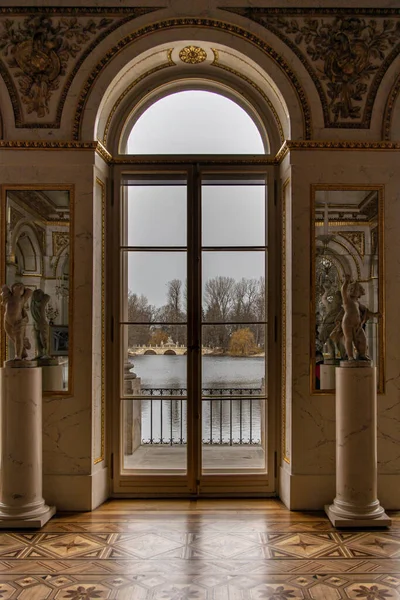 Hermoso Interior Vintage Con Una Gran Ventana Con Vistas Lago Imagen de archivo