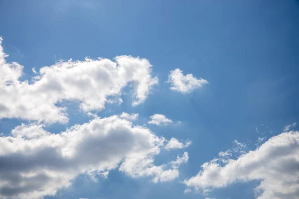 Gyönyörű Kék Egy Napos Meleg Napon Fehér Szürke Felhők — Stock Fotó