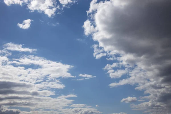 Красивое Голубое Небо Солнечный Теплый День Белыми Серыми Облаками — стоковое фото