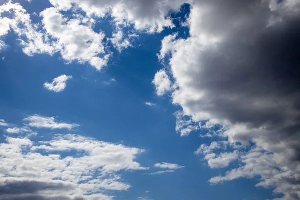 Schöner Blauer Himmel Einem Sonnigen Warmen Tag Mit Weißen Und — Stockfoto