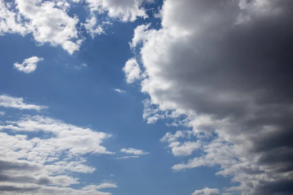 Gyönyörű Kék Egy Napos Meleg Napon Fehér Szürke Felhők — Stock Fotó