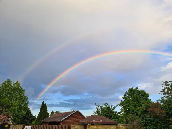 Ein Schöner Doppelter Regenbogen Bewölkten Himmel Über Dem Einfamilienhaus Frühling — Stockfoto