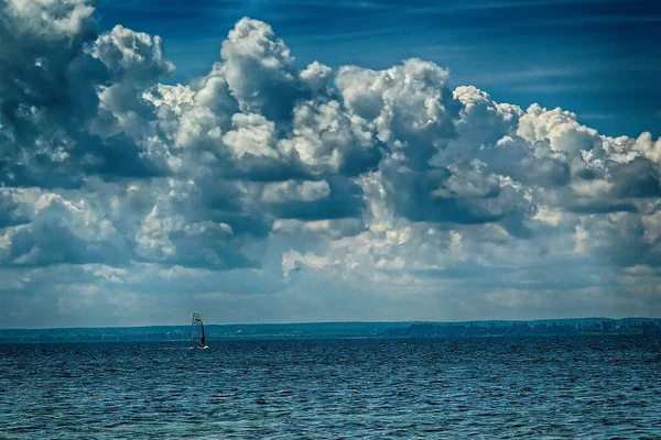 Kaunis Kesä Sininen Maisema Itämeren Puolassa Purjelautailija — kuvapankkivalokuva