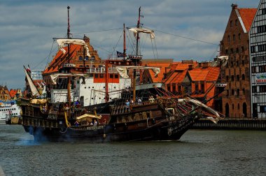 Polonya 'nın Gdansk şehrine giren tarihi eski turist yelkenli teknesi