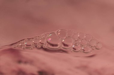 Su yüzeyinde köpük olan ilginç renkli arkaplan