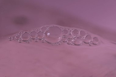 Su yüzeyinde köpük olan ilginç renkli arkaplan