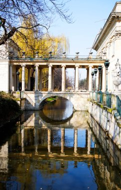 Güzel, tarihi, saray, sıcak bir sonbahar günü, Polonya 'nın Varşova şehrinde...