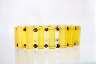 Güzel, orijinal, modern, zarif bir mücevher kehribar süsü.