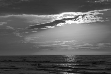 Polonya 'da Baltık Denizi' nde gün batımının olduğu güzel romantik manzara