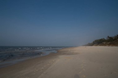 Polonya 'da mavi Baltık Denizi' nin güzel manzarası ve güneşli bir günde plaj.
