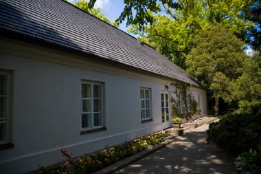 Güzel tarihi ev, besteci Frederic Chopin Zelazowa Wola 'nın doğduğu yer. Polonya' da bahar ağaçları arasında.