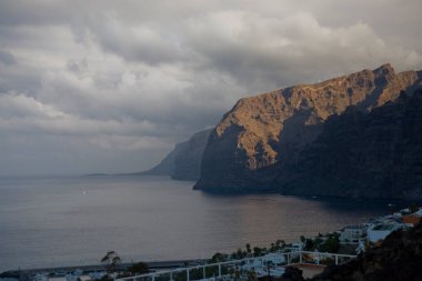 güzel okyanus manzarası ve Kanarya Adası 'ndaki yüksek kayalar Tenerife, İspanya