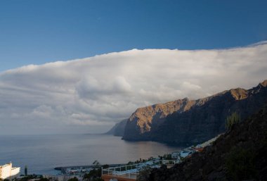 güzel okyanus manzarası ve Kanarya Adası 'ndaki yüksek kayalar Tenerife, İspanya