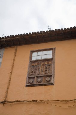 Icod de los Vinos şehrinin güzel tarihi sokakları İspanya 'nın kanarya adası Tenerife' de ılık bir yaz günü bulutlu bir günde