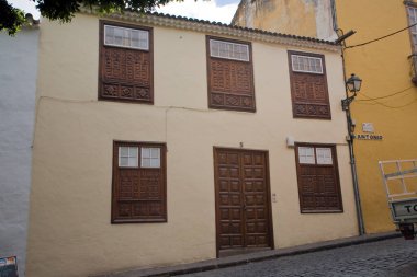 Icod de los Vinos şehrinin güzel tarihi sokakları İspanya 'nın kanarya adası Tenerife' de ılık bir yaz günü bulutlu bir günde