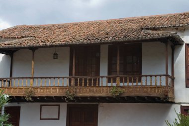 Icod de los Vinos şehrinin güzel tarihi sokakları İspanya 'nın kanarya adası Tenerife' de ılık bir yaz günü bulutlu bir günde