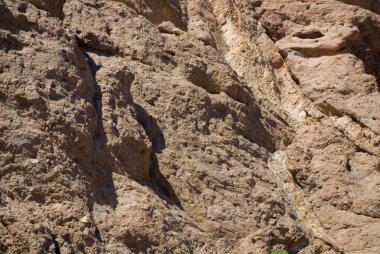 volkanik pıhtılaşmış lavın güzel kahverengi doğal arka planı yakın planda.