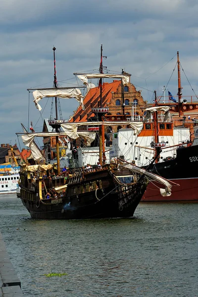 Belo Barco Turístico Retro Histórico Que Entra Cidade Polonesa Gdansk — Fotografia de Stock