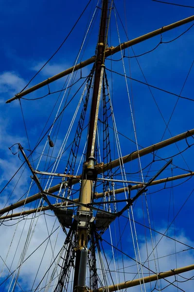 那艘具有历史意义的漂亮帆船的桅杆 在蓝天的衬托下系着绳索 — 图库照片