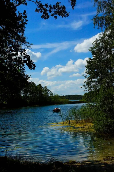 Beau Paysage Été Avec Lac Bateau Par Une Chaude Journée — Photo