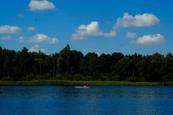 Bela Paisagem Verão Com Lago Barco Dia Quente Verão — Fotografia de Stock