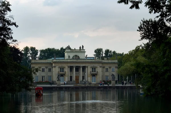 Prachtig Historisch Paleis Aan Het Water Een Zomer Interessante Dag — Stockfoto