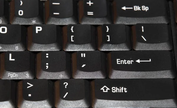 黒いコンピュータのキーボードのクローズアップがItの背景を形成する — ストック写真