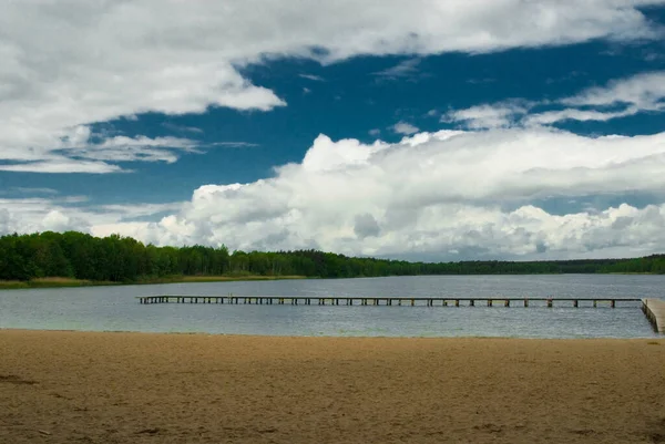 Bela Paisagem Verão Com Lago Árvores Céu Azul Nuvens Dia — Fotografia de Stock