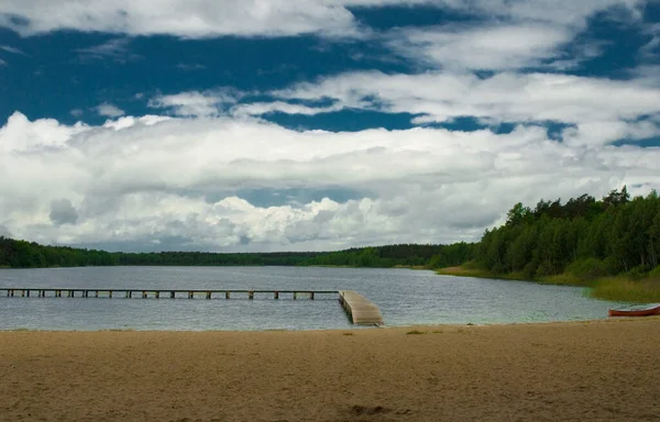 Bela Paisagem Verão Com Lago Árvores Céu Azul Nuvens Dia — Fotografia de Stock