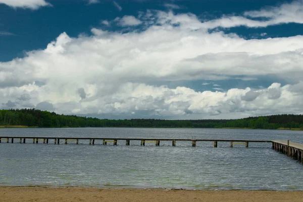 Bela Paisagem Verão Com Lago Árvores Céu Azul Nuvens Dia — Fotografia de Stock