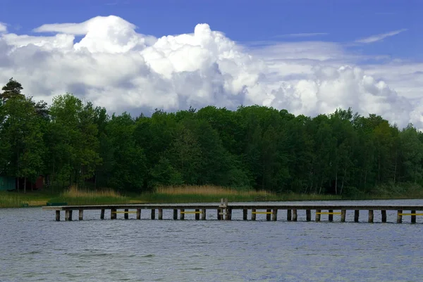 Bela Paisagem Verão Com Lago Árvores Céu Azul Nuvens Dia — Fotografia de Stock