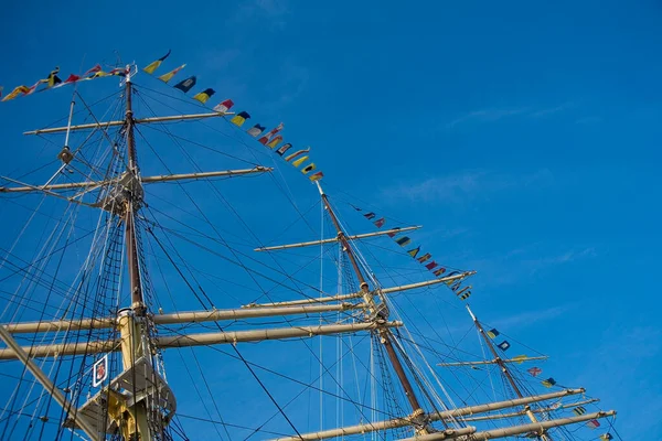 Belo Mastro Histórico Navio Vela Com Cordas Contra Céu Azul — Fotografia de Stock