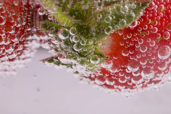 Vackra Röda Saftiga Mogna Färska Jordgubbar Mousserande Vatten Närbild — Stockfoto