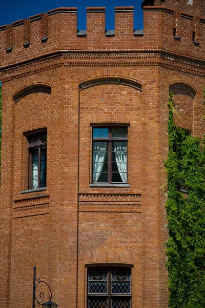 Belo Palácio Tijolo Histórico Polonês Rzucewo Cercado Por Vegetação Verão — Fotografia de Stock