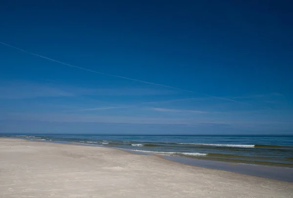 Mooie Rustige Blauwe Zee Landschap Met Wolkenloze Lucht Water — Stockfoto