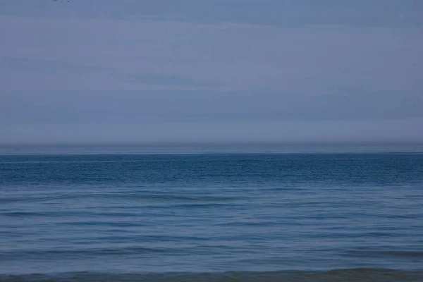 美丽而平静的蓝海景观 无云的天空和水 — 图库照片